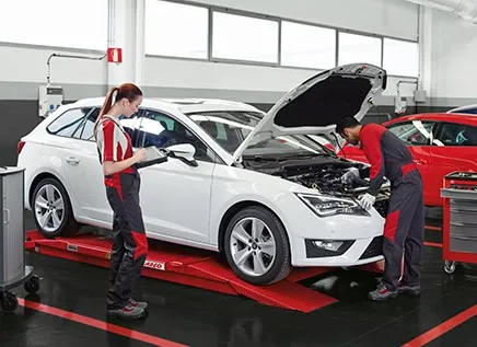 Seat-Werkstatt mit arbeitenden Mechanikern.