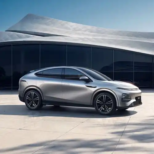 Der silberne Elektro-SUV Xpeng G6 steht vor einem futuristischen, modernen Gebäude.
