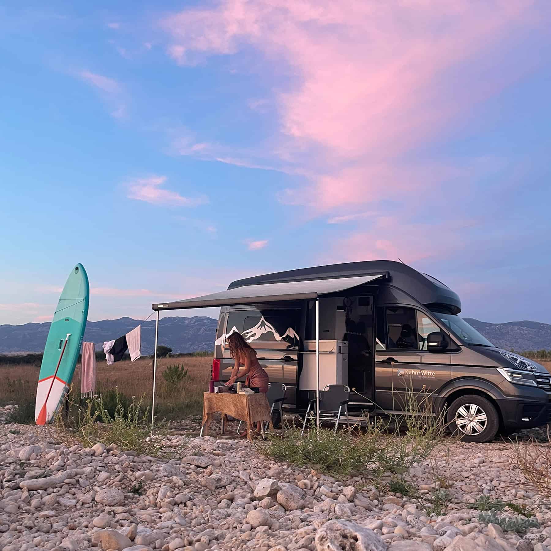 VW Grand California Camper steht in der Abenddämmerung.