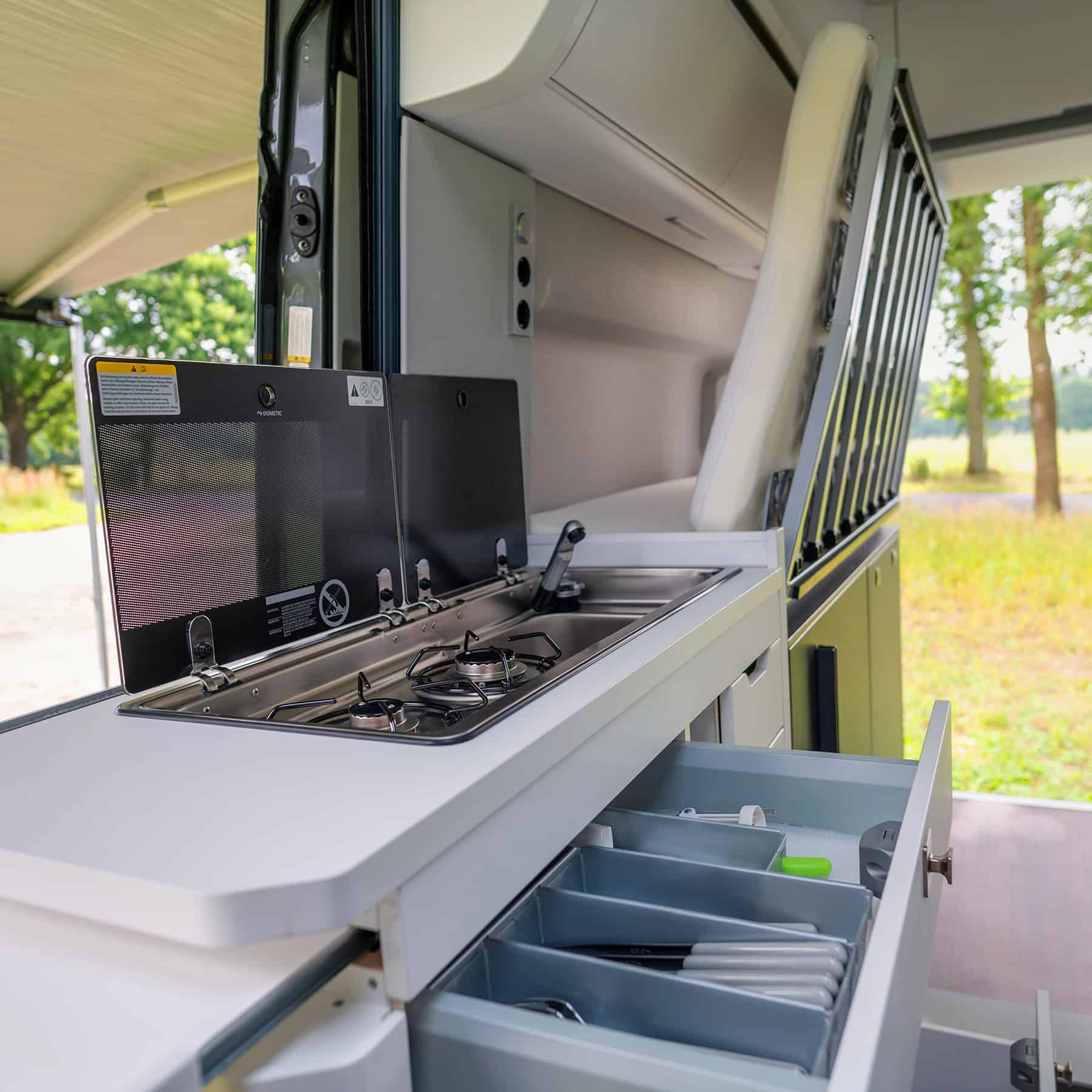 Camper Küche Innenansicht.