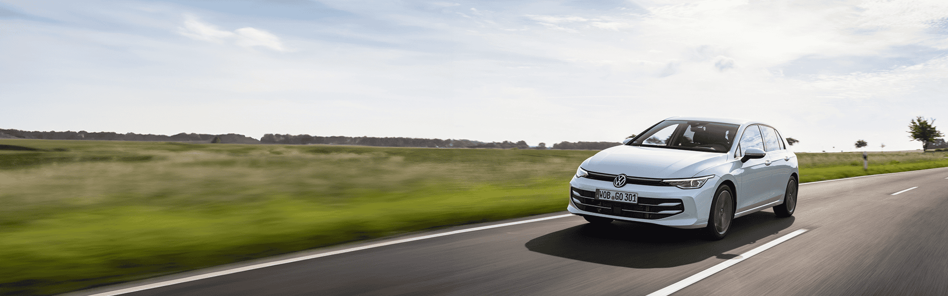 VW Golf fährt auf der Landstraße.