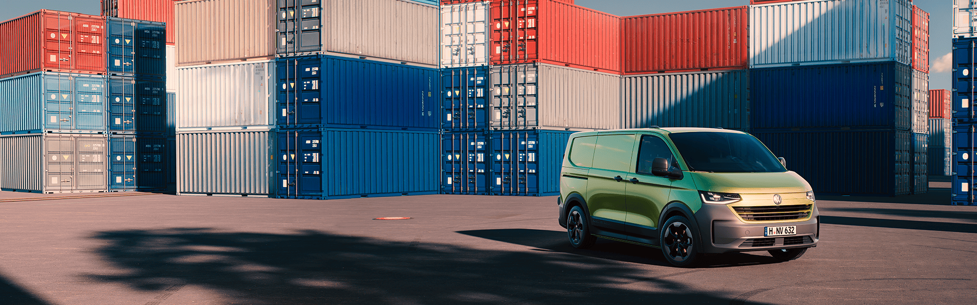 Volkswagen Nutzfahrzeug vor Containern.