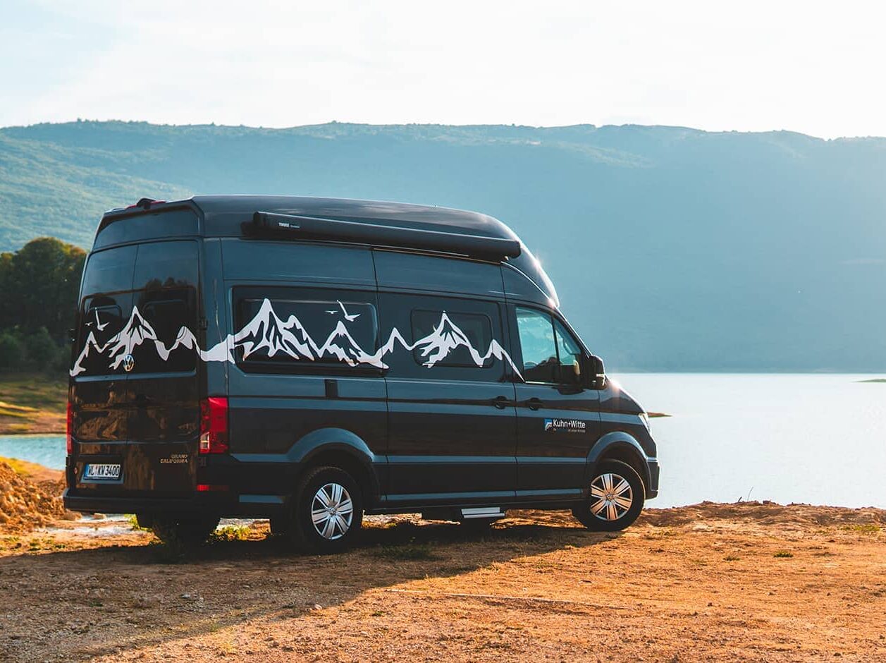 Camper steht an einem See.