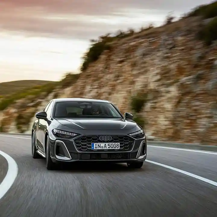 Audi Auto fährt auf der Landstraße.