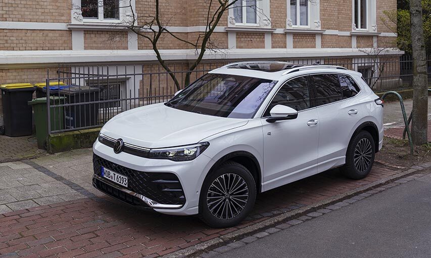 VW Tiguan ist in einer Wohngegend geparkt.